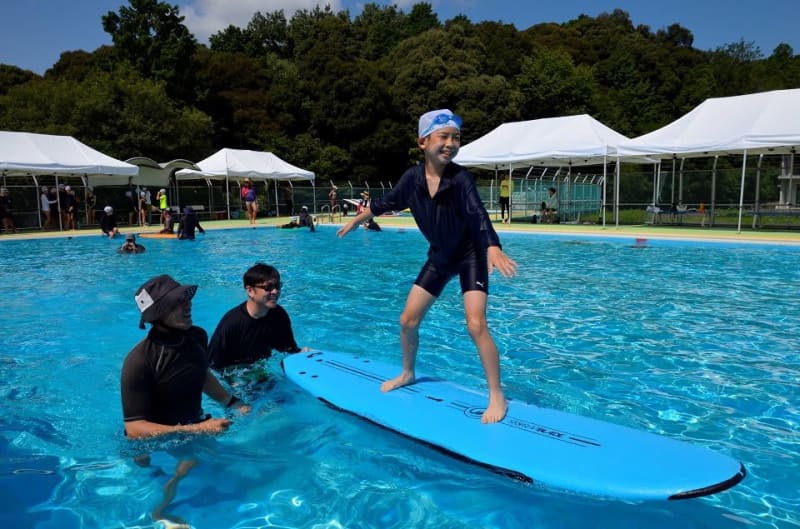 Surfing in a sealess prefecture Plan for children to learn the fear of water in the school pool Gifu Tajimi City