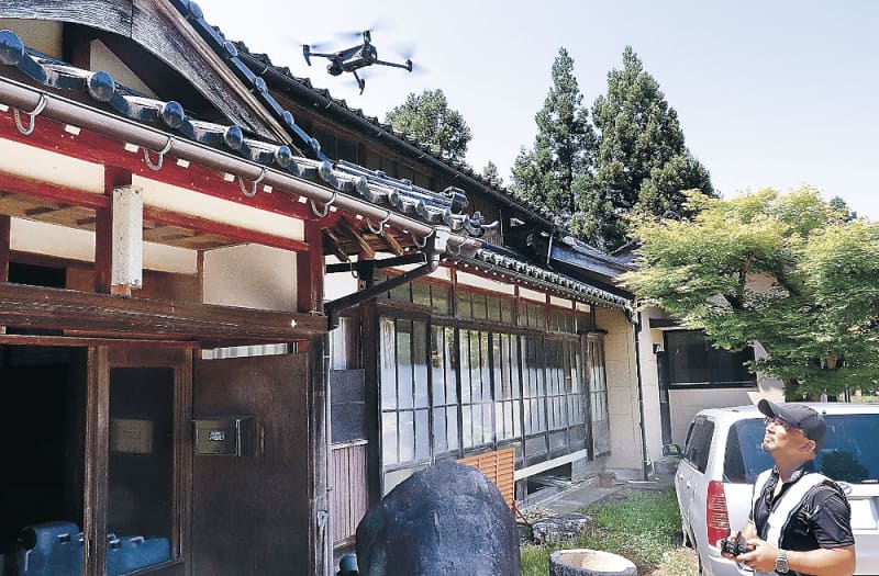 Roof damage survey by drone Helps elderly people affected by earthquake in Suzu