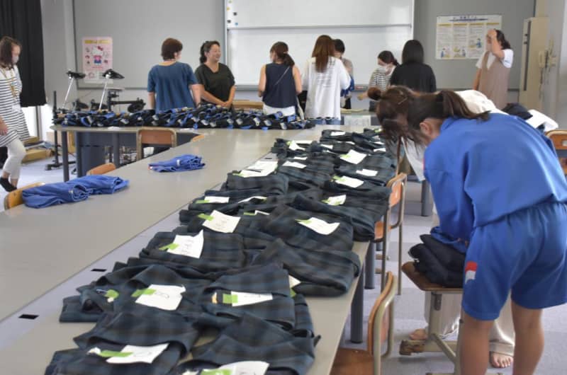 Cheap uniform pick-up sales, popular with parents Kokinu Junior High School in Tsukubamirai, Ibaraki