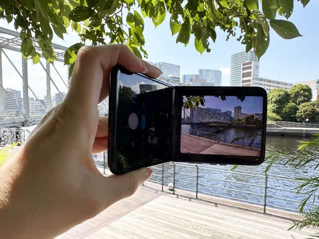 縦型折りたたみ式「motorola razr 40 ultra」レビュー　モトローラの最新スマ…
