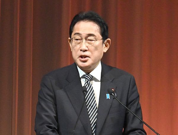 Presenting Awamori to Prime Minister Kishida who is the same age as his parliamentary career.