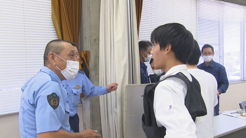 Hands-on event to convey the attractiveness of police to high school students Experiencing forensic work and trying on uniforms Kagawa Mikimachi
