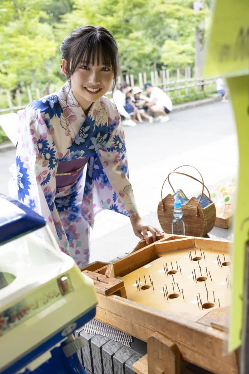 Promising new star Hinatazaka 46 Kaho Fujishima first appeared on the cover of "Sunday" and also showed a dazzling yukata