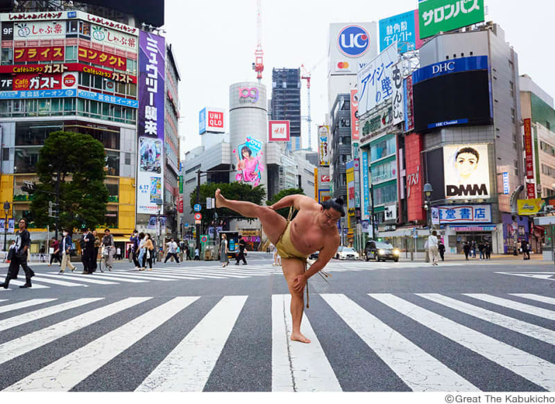 日本のおかしみを“歌舞伎節”で切り取った グレート・ザ・歌舞伎町 写真展「どうも」
