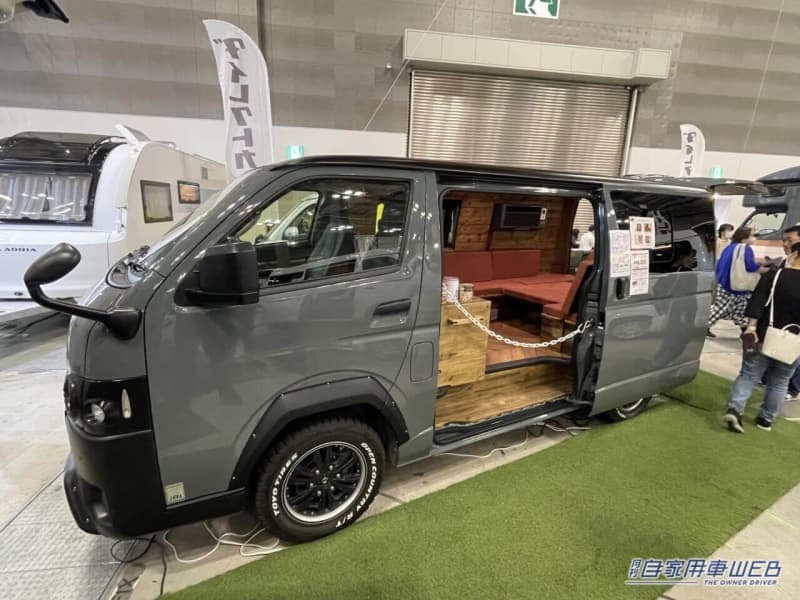 Extend your kitchen space!Hiace-based camper with a log house-like atmosphere