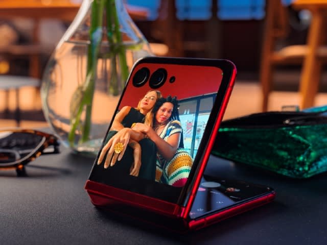 モトローラの「razr+」からスマホメーカー各社が学ぶべきこと