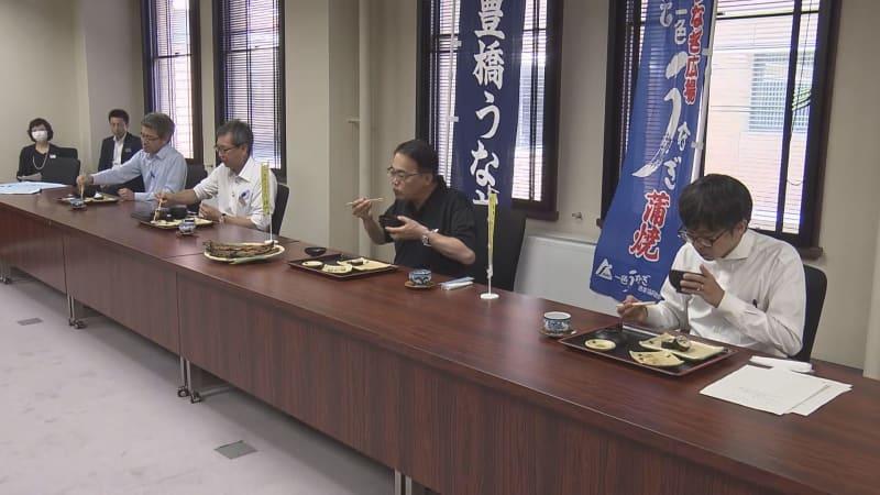 Before the Midsummer Day of the Ox, eel producers promote eels produced in the prefecture to Governor Omura.