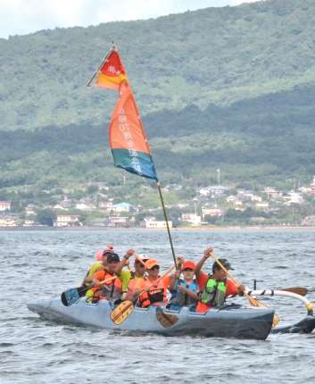At the risk of life in the rough seas... ``Stowaway petition'' appealing for reversion to Japan Practiced by canoe 330 km across the ``border'' from Amami...