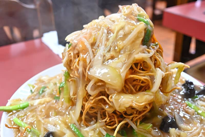 町中華で飲ろうぜにも登場！川崎の老舗にそびえる重量級「タワー硬焼きそば」
