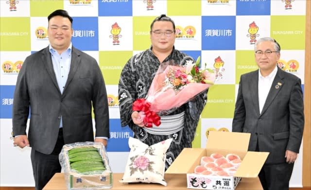 ``I want to do my best to repay the kindness'' Takahashi, who has been promoted to Juryo, pays a courtesy call to the mayor of Sukagawa, Fukushima Prefecture, his hometown