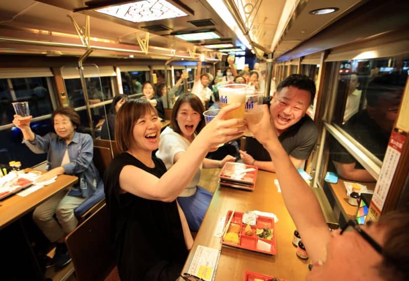 「かんぱーい！」　納涼ビール電車　28日運行開始で9月9日まで　長崎電気軌道