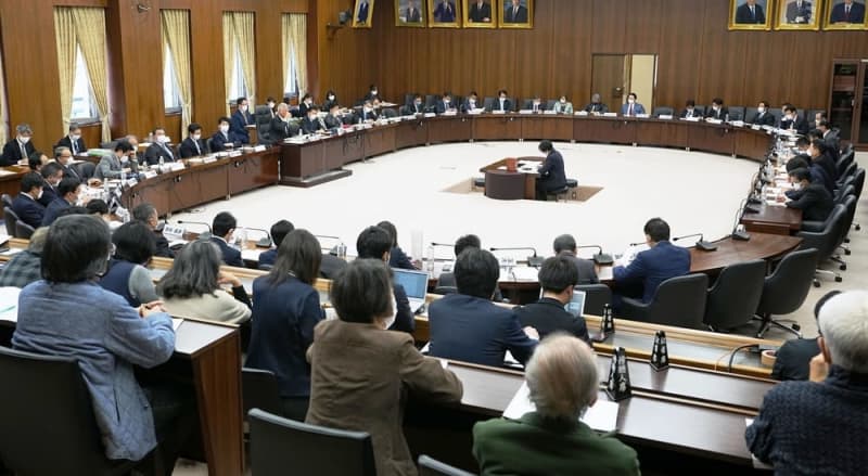 ``Japanese politics forgets the heat when it's too hot.'' Will the online parliament be done after all?Corona calm down discussion place...