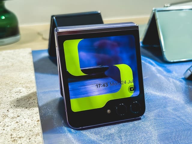 サムスン「Galaxy Z Flip5」ハンズオン　外側ディスプレイの大型化でさらに便利に