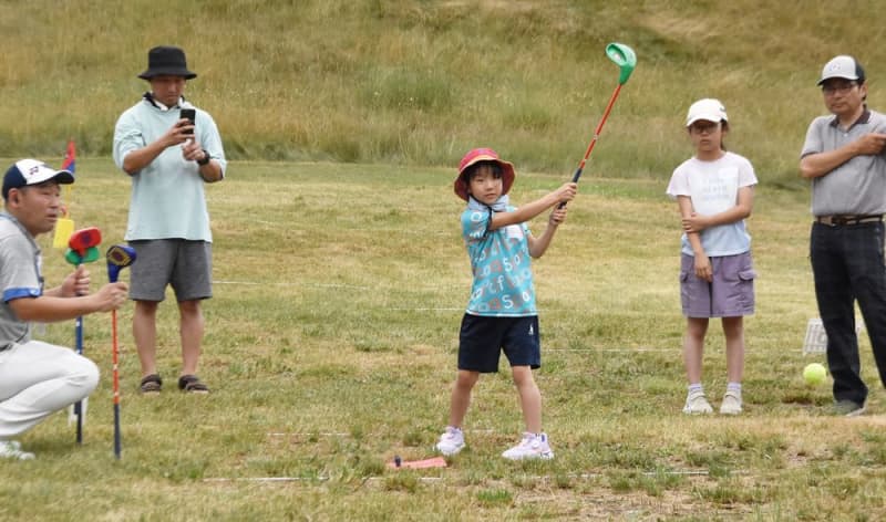 First attempt at golf Kids enjoy event at Sapporo Fuyo Country Club