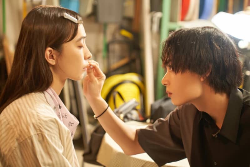 Masato (Ryusei Onishi) gives Yoriko (Hiroe Igeta) “armed make-up”.
