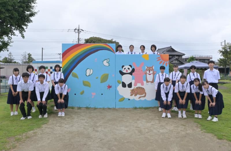 Vivid murals coloring the park Hitachi's Toyoura Middle School Art Department, Ibaraki Prefecture Rainbows and animals, new designs