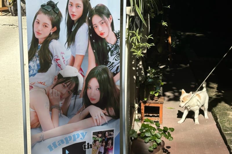 A popular Korean girl group appears on a song program with an iPhone and is controversial