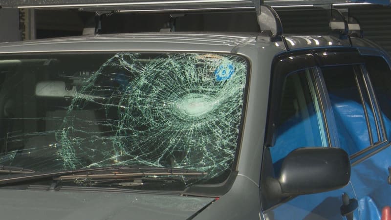 大破したフロントガラス… 自転車の男性(70)が車にはねられ死亡