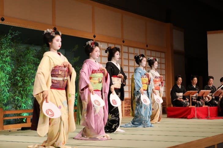 The 8th East-West Odori will be held at the Imperial Hotel Tokyo on August 26. Geisha from Gion, Kyoto and geisha from Shimbashi, Tokyo will perform together.
