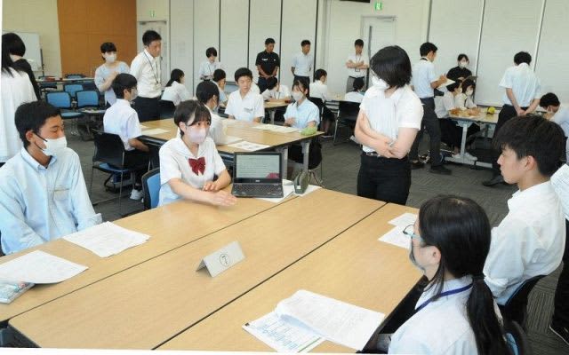 Junior and senior high school students discussion about smartphone rules Summit in Okayama, 11 participants from 30 schools