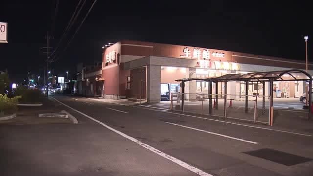 スーパーの駐車場から車が…自転車の高齢女性がはねられ意識不明の重体 逮捕の運転手「全く気付かな…