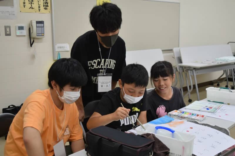 Summer vacation homework support at a temple elementary school Volunteers from Tochigi work on assignments