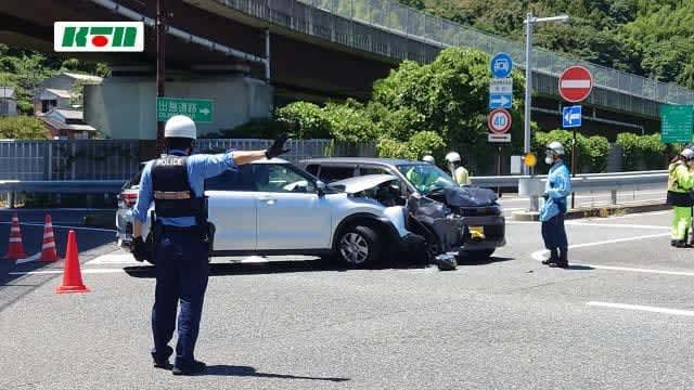 ⚡ ｜ [Breaking news] A man is trapped... A traffic accident near the entrance of Nagasaki Dejima Road