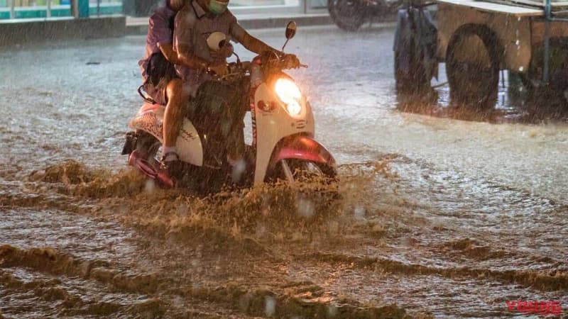 台風でバイクに乗ってはいけない理由──雨より風のほうが危険って知ってましたか？