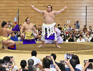 With the power of Futaba-gun... Entering the sumo wrestling ring in Naraha Summer sumo tour in Fukushima on the 5th
