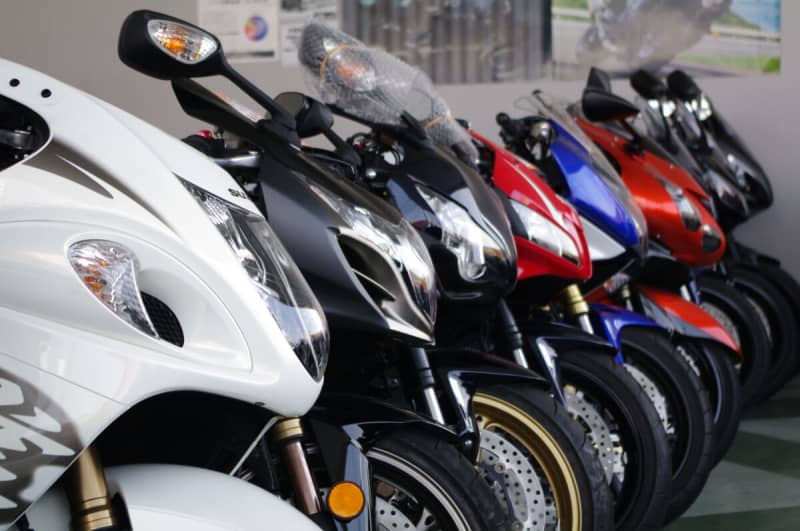 What documents are required when selling a motorcycle of 251cc or more (displacement that requires vehicle inspection)?
