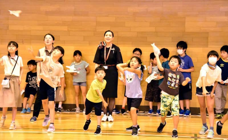 Children ``fly far away'' in classrooms at JAL and Hokkaido University