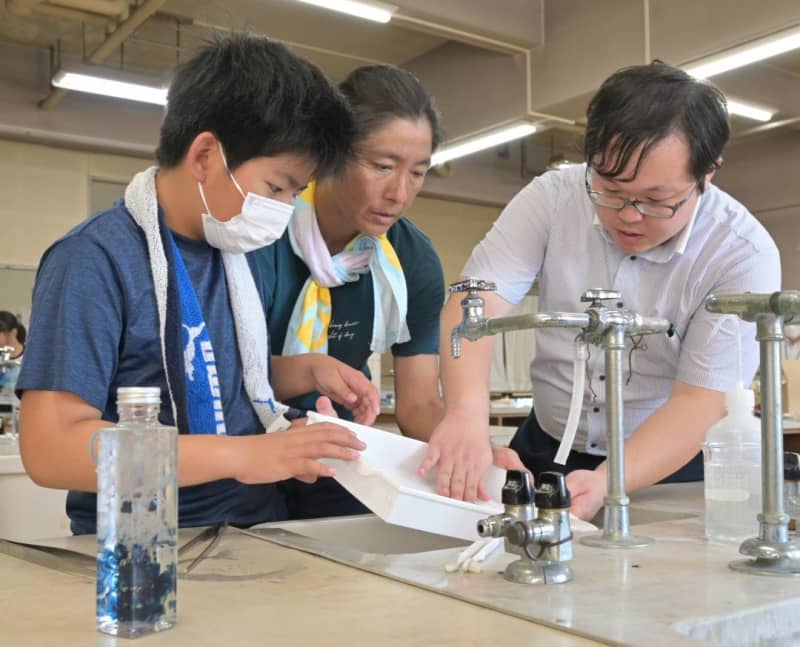 Parents and children experience making things, challenge to make a bookmark Hitachi, Ibaraki