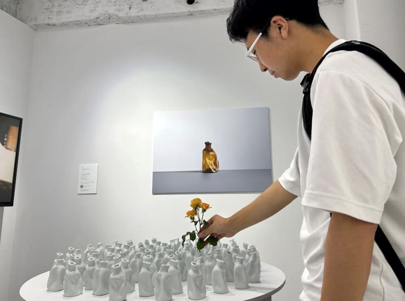 長崎市で「祈りの花瓶展」　被爆瓶を再現、触れるアートに　13日まで