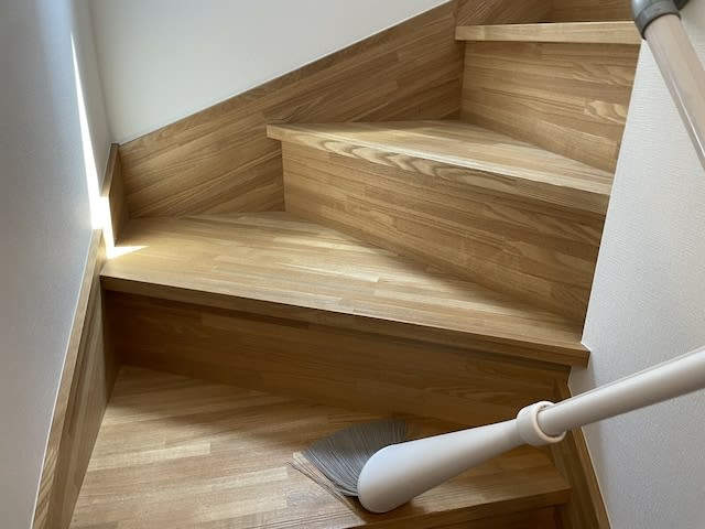 Stairs with dirt and dust accumulated in the corners!Housework tips and cleaning goods that make troublesome "stair cleaning" easier