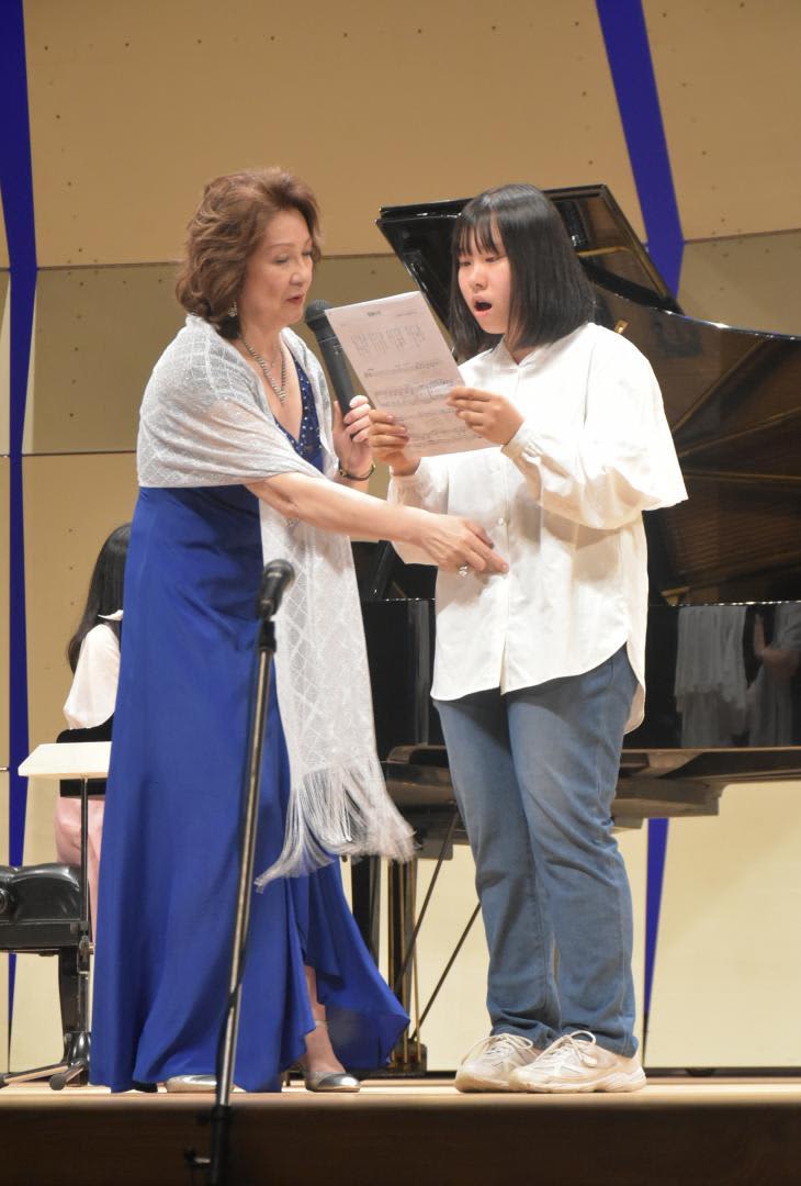 Kunii, an alto singer from Takahagi, Ibaraki, makes a triumphant return with a beautiful voice.