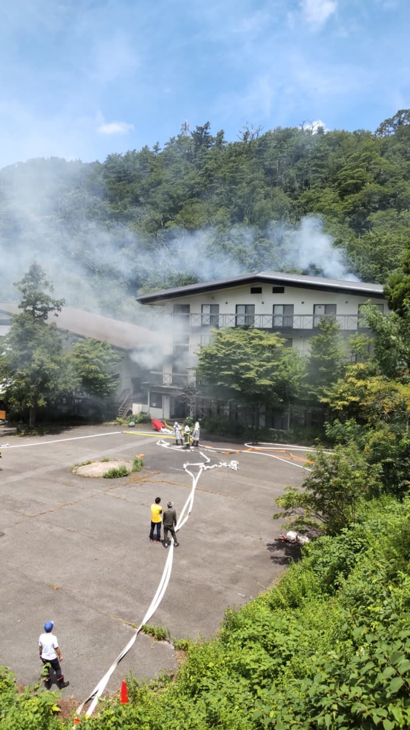 [Breaking news] Fire at Mt. Ooyama hotel employee dormitory Fire fighting continues