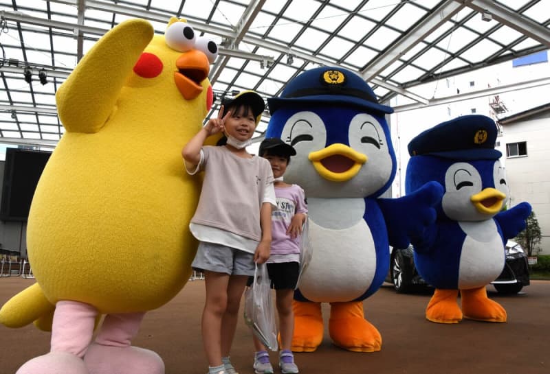 Clean!Right! Prefectural Police and DOCOMO conduct street activities during summer vacation