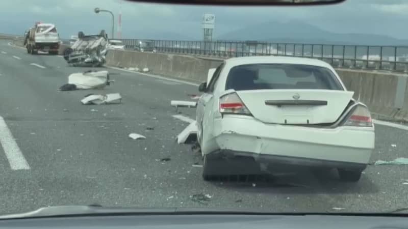 ⚡｜        【速報】京都・第二京阪道路で車３台が絡む事故　１台が横転