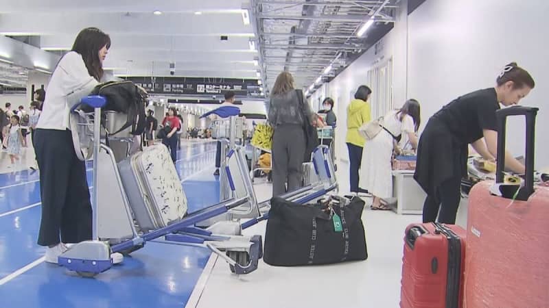 新型コロナ「５類」移行後初のお盆休み　成田空港は帰省客などでにぎわう