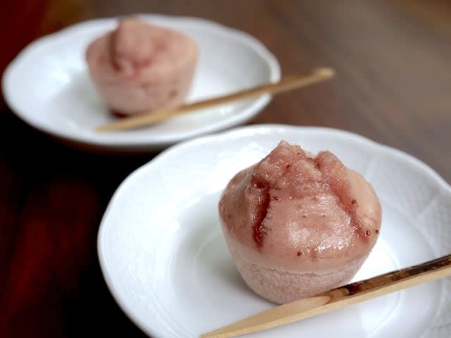 Easy "steamed bread" recipe with strawberry jam!Freshly steamed and fluffy, it becomes chewy when cooled