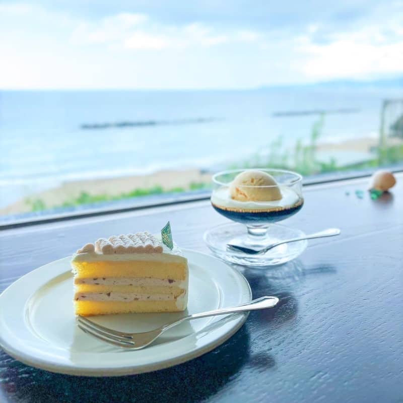 道の駅キララ多伎の隣にできたカフェ。窓の外には青い海が広がる絶景が…♡｜出雲市