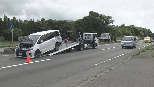 新千歳空港の国道でダンプカーが乗用車に追突　3人が病院搬送　周辺は一時渋滞