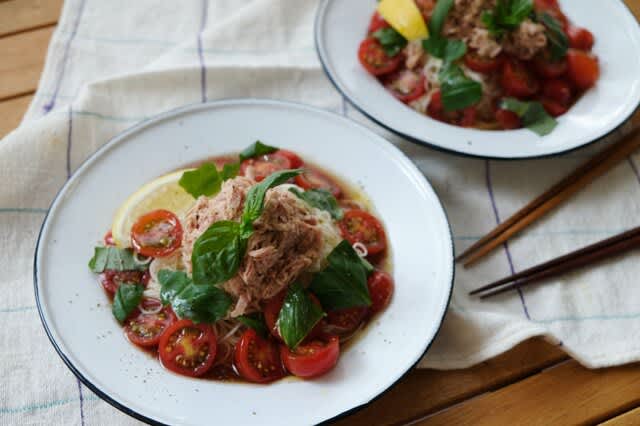 <With a life hack to make somen delicious> Cool with ice and summer vegetables “Refreshing basil tuna tomato so…