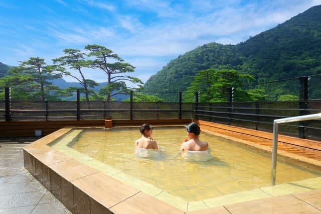 ここにも登場 “天空の湯” 那須連山に囲まれた とっておきの “森の隠れ家” 温泉リゾート 【…