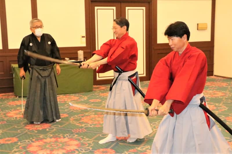 Governors of Okayama and Tottori also become samurai Enjoying experiences popular with inbound tourists Exchanging opinions on tourism cooperation between the two prefectures / Okayama / Mimasaka City
