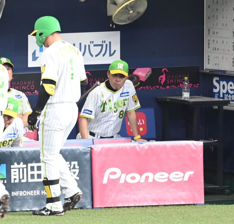 阪神　4回で早くも2桁10残塁　ネットは「真夏の残塁祭」「復刻ユニに戻そう」「フラストレーショ…
