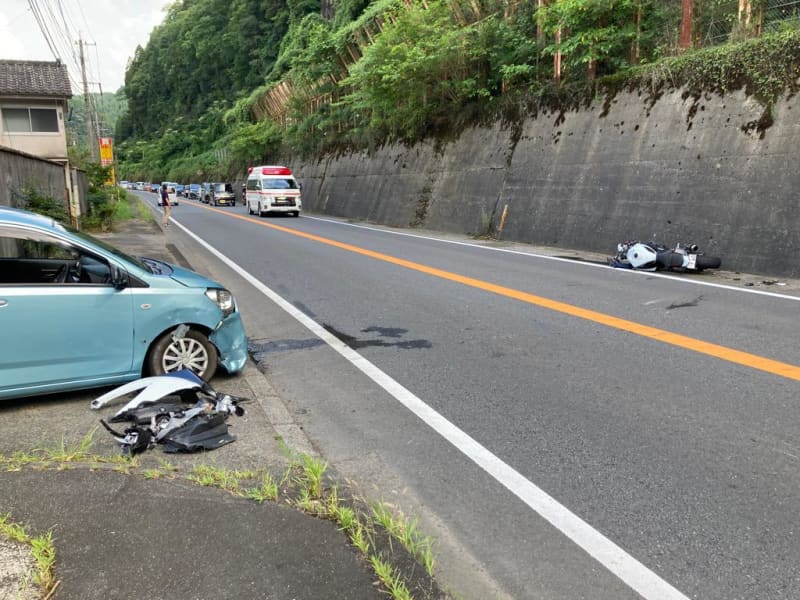 【速報】バイクと乗用車の事故　２０代女性搬送