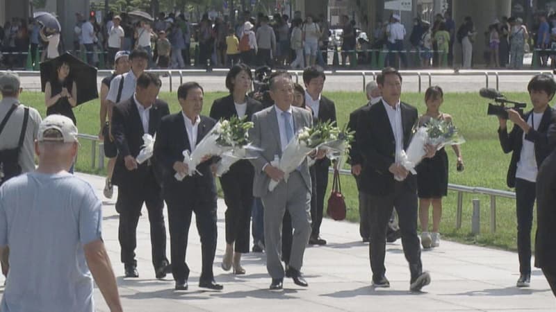 Swimming Olympic Gold Medalist Visits Peace Park Lays Flowers at A-bomb Cenotaph Hiroshima