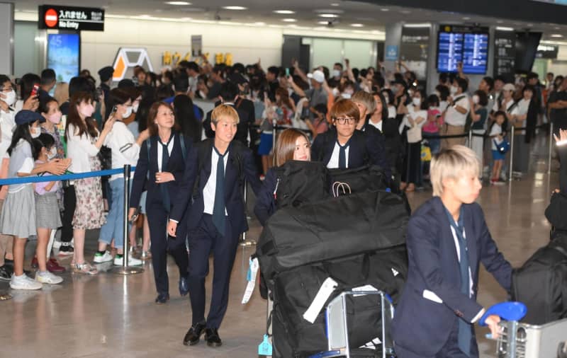 サッカーW杯ベスト8のなでしこジャパンが帰国　成田空港に約300人のファンが出迎え