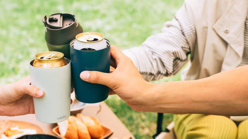 You can drink cold beer even outdoors in midsummer!A tumbler with a lid that can be put in together with the can